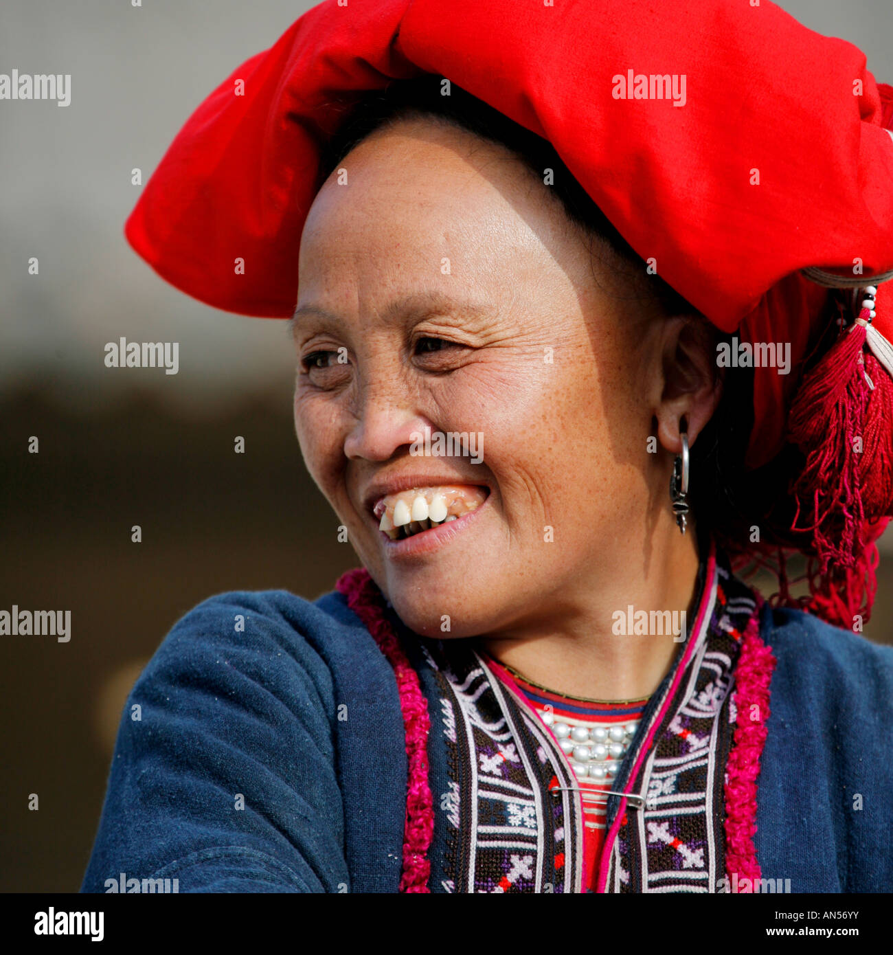 Donna sorridente del suo caratteristico colore rosso Dzao persone nel nord del Vietnam Foto Stock