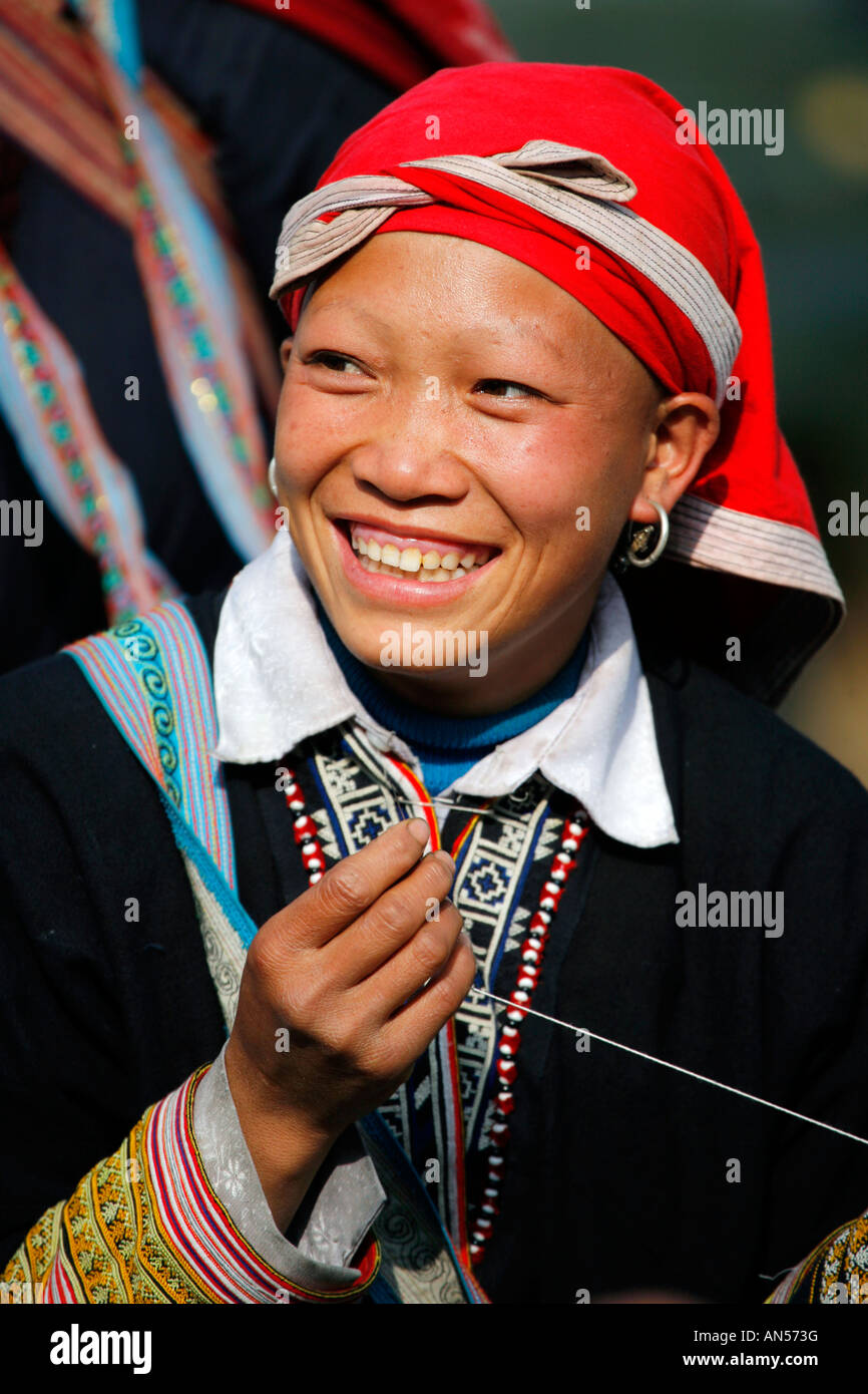 Donna sorridente del suo caratteristico colore rosso Dzao persone nel nord del Vietnam Foto Stock