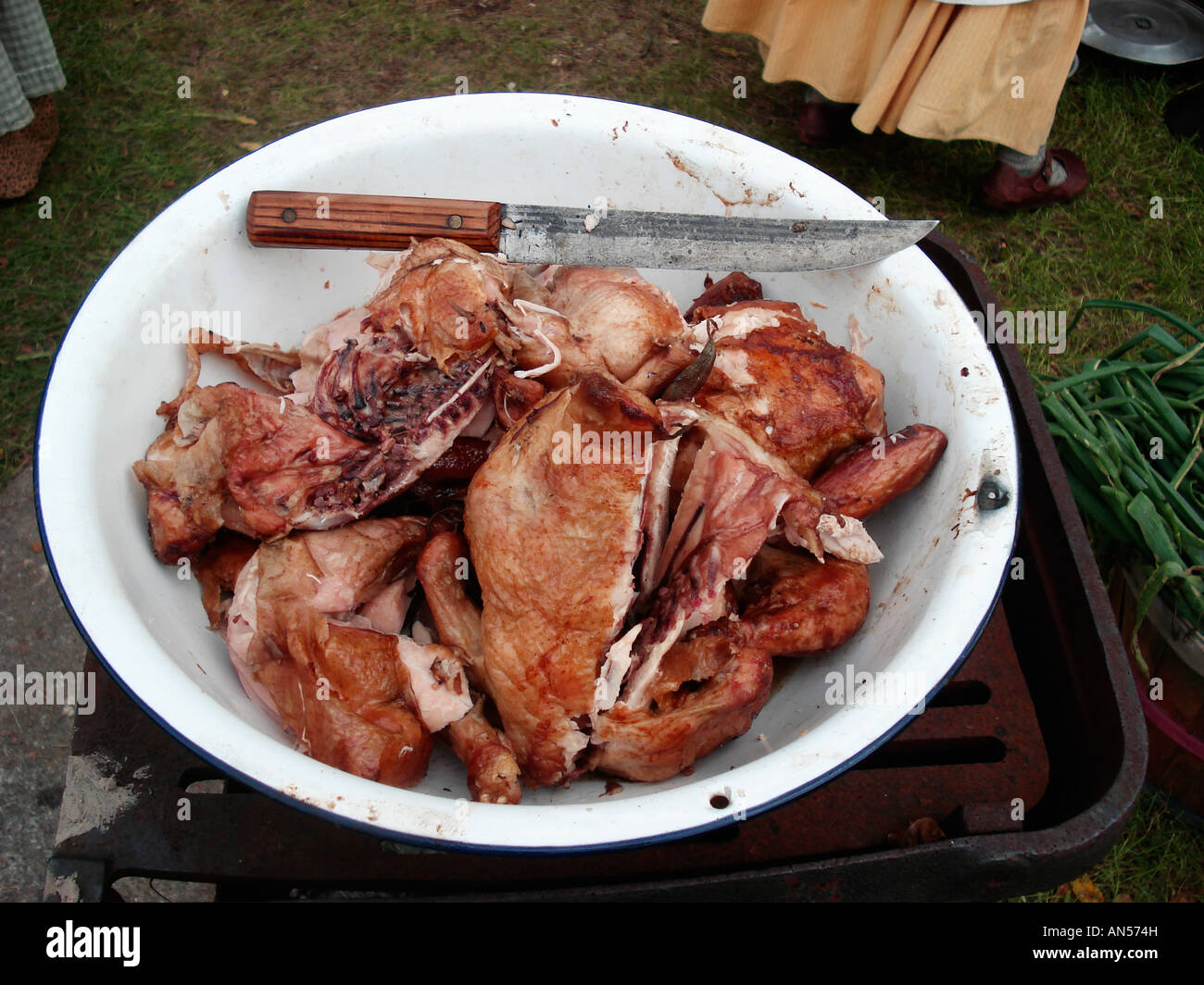 Tagliare fino, arrosti, carne di pollo in una ciotola con un coltello. Foto Stock