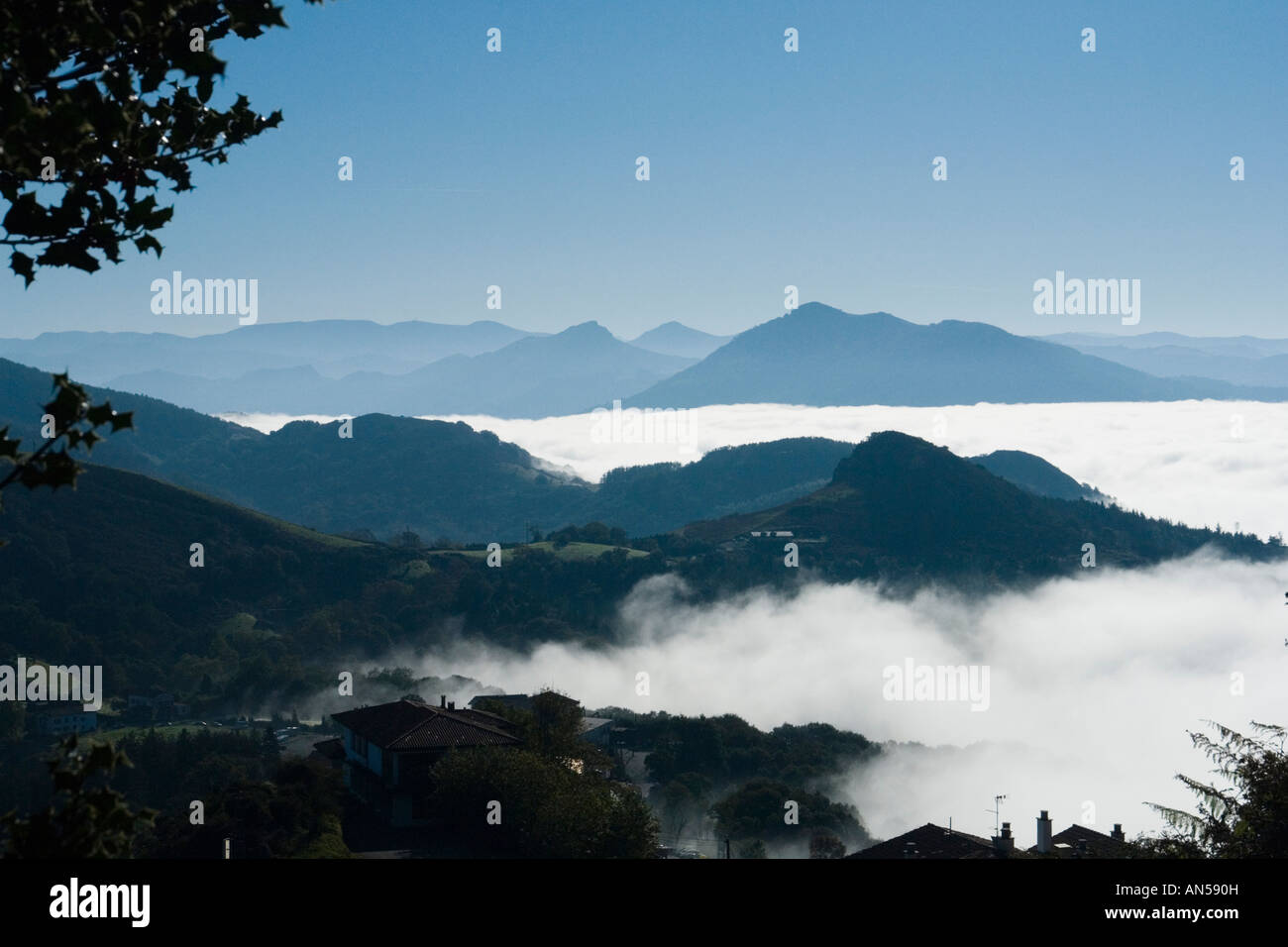 Allo spuntar del giorno, il Pass Ibardin quartiere (Francia). Au Petit jour, les dintorni du col d'Ibardin (Francia). Foto Stock