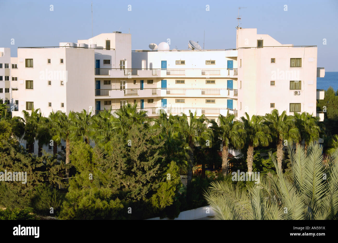 Hotel a Pernera sull isola mediterranea di Cipro UE nel tardo pomeriggio la luce Foto Stock