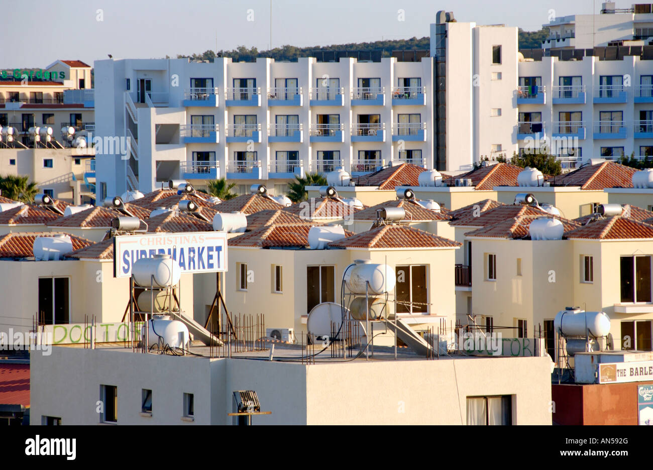 Vista su hotel negozi ed appartamenti a Pernera sull isola mediterranea di Cipro UE nel tardo pomeriggio la luce Foto Stock
