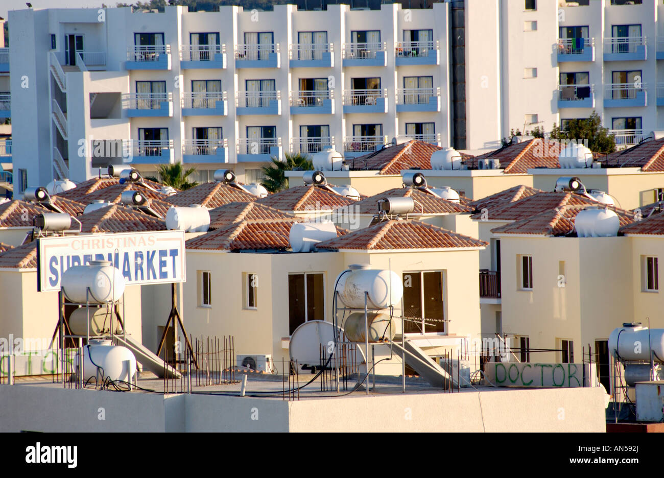 Vista su hotel negozi ed appartamenti a Pernera sull isola mediterranea di Cipro UE nel tardo pomeriggio la luce Foto Stock