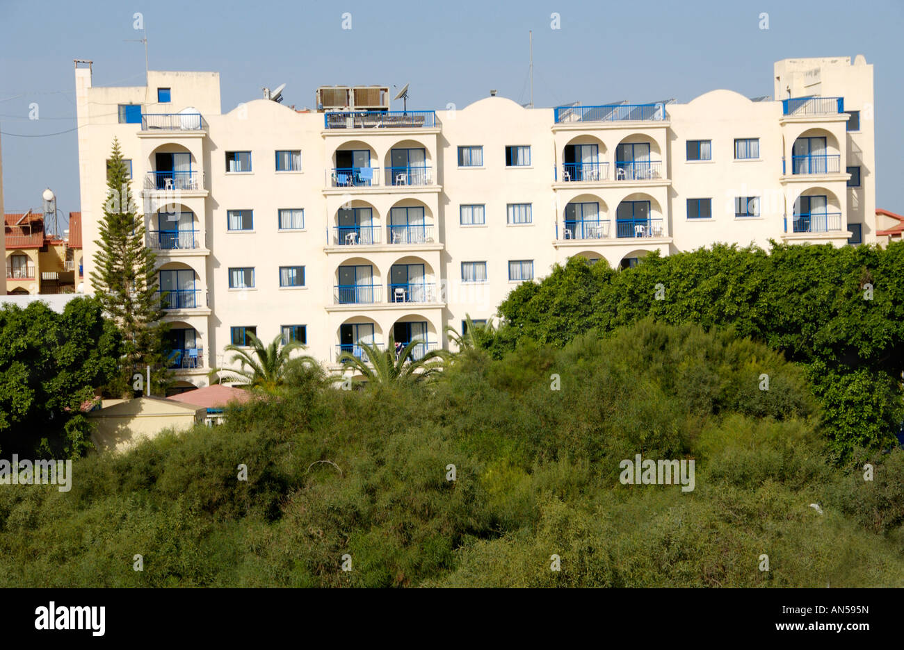 Vista su hotel a Pernera sull isola mediterranea di Cipro UE nel tardo pomeriggio la luce Foto Stock