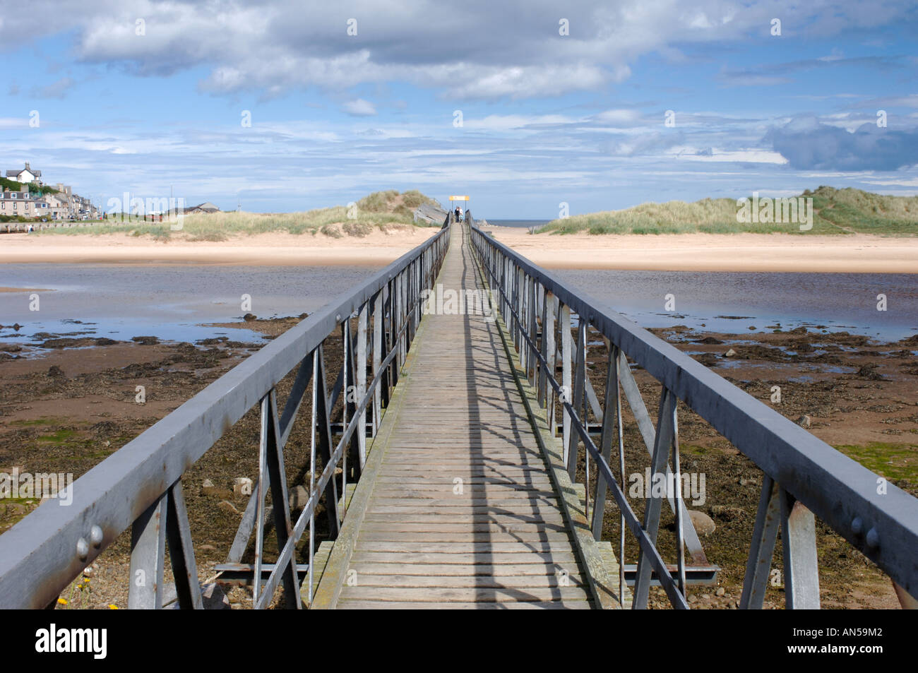 Lossiemouth, passerella pedonale alla spiaggia sabbiosa e sistema di dune Morayshire, Scozia. XPL 3231-321 Foto Stock