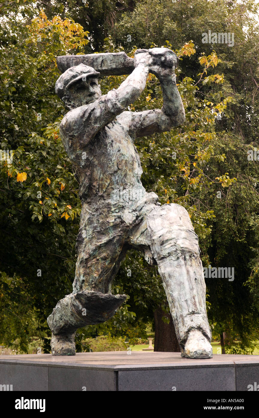 Statua di cricketer Don Bradman in Adelaide Australia Foto Stock