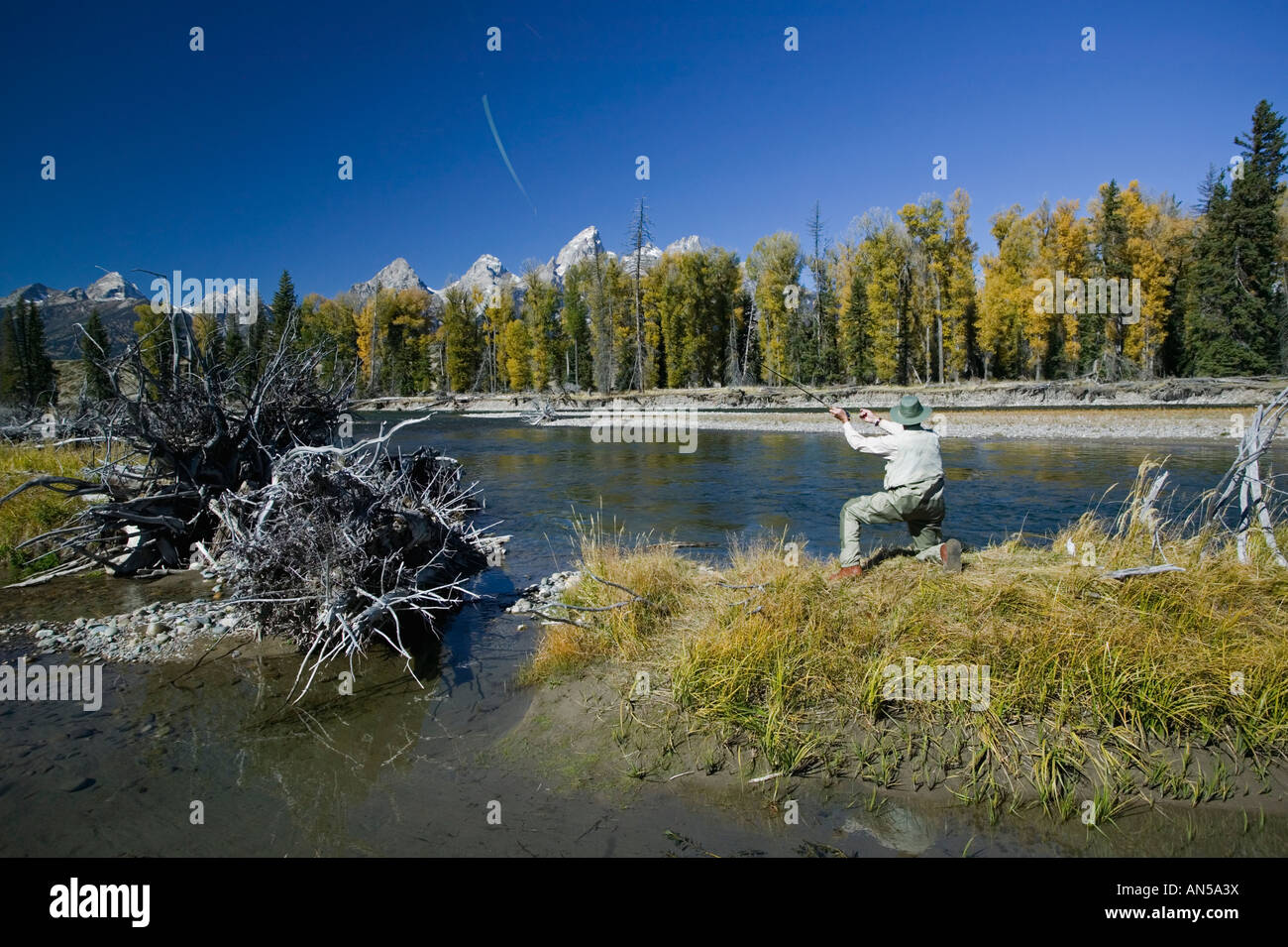 Pesca a mosca presso il fiume Snake in Grand Teton National Park Wyoming Teton picchi in background Foto Stock