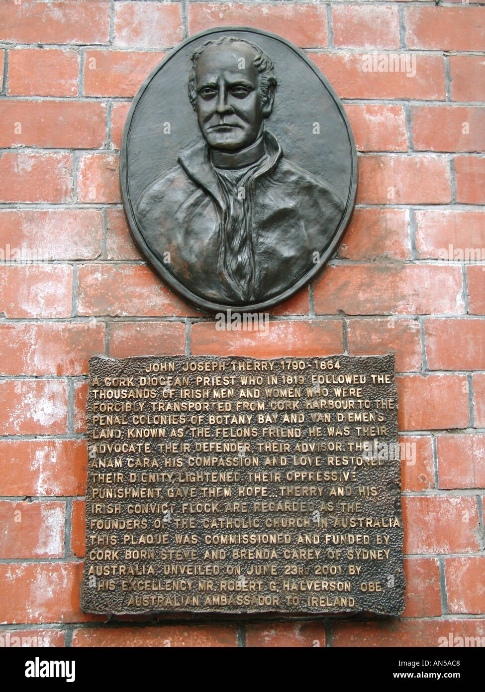 John Joseph Therry lapide nella Stazione Ferroviaria di Cobh contea di Cork in Irlanda 2004 Foto Stock