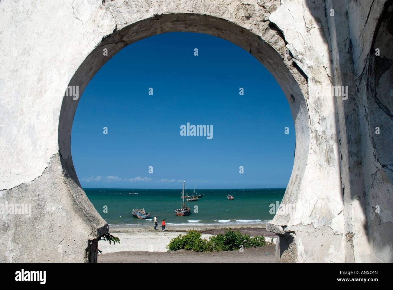 Scena di spiaggia attraverso il buco della serratura in arco antico tedesco residence rovine, bagamoyo, Tanzania Foto Stock