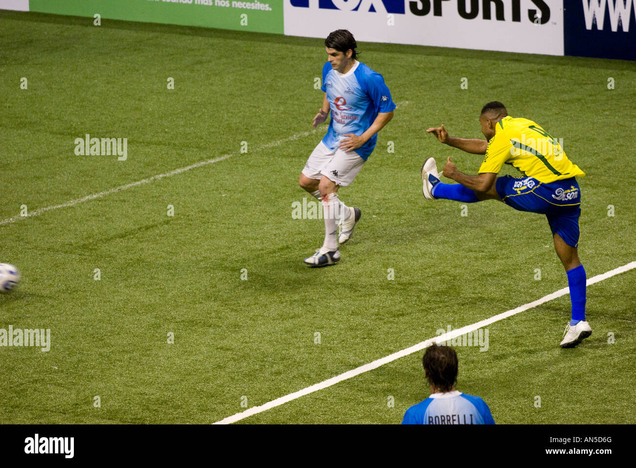 Il calcio brasiliano soccer showbol tiro del giocatore al traguardo nel match contro Agrentina in Luna Park Stadium Foto Stock