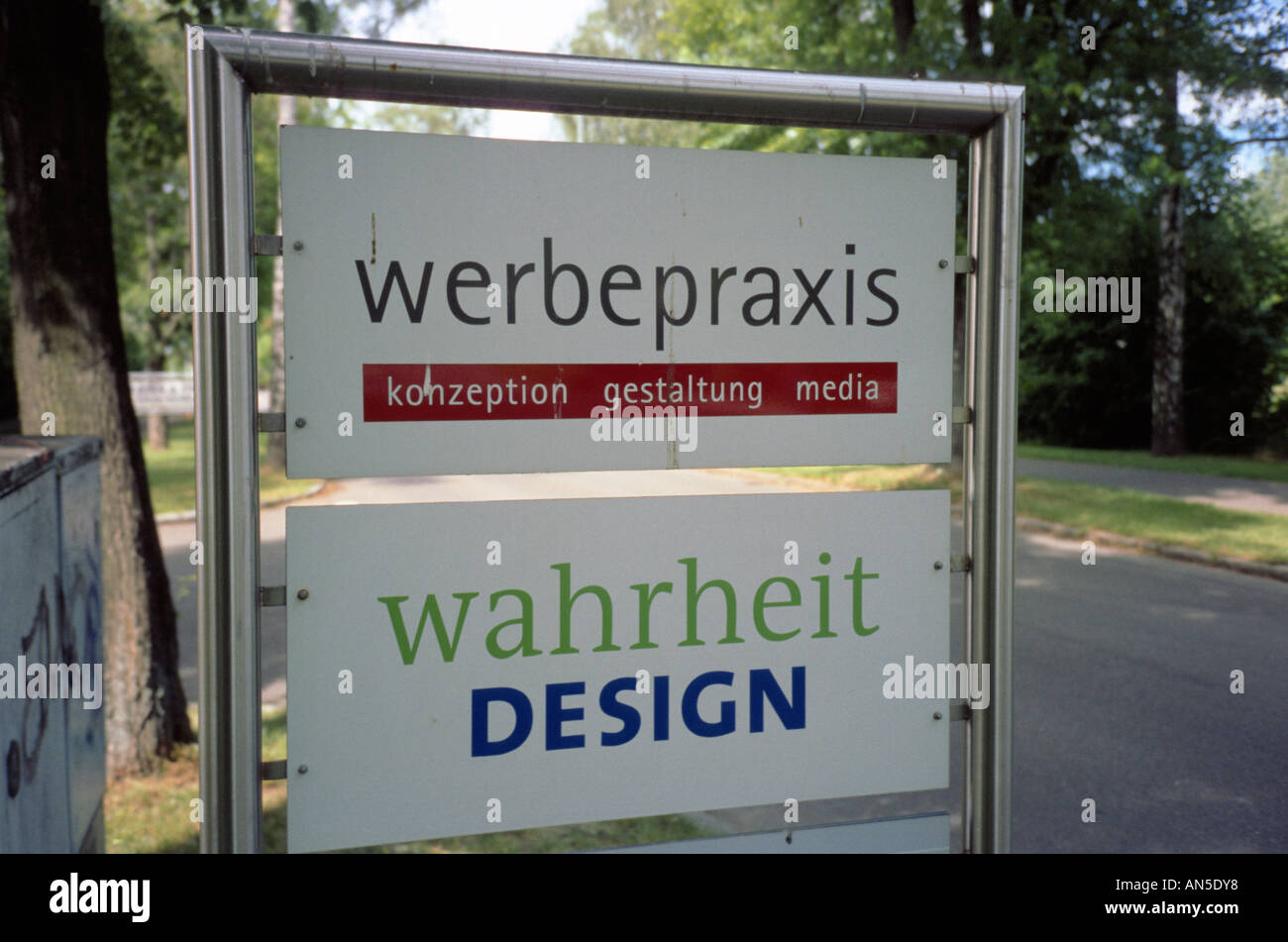 Due targhette l'uno sulla sommità inscritto in tedesco con la pubblicità di pratica e quella inferiore con la verità design Foto Stock
