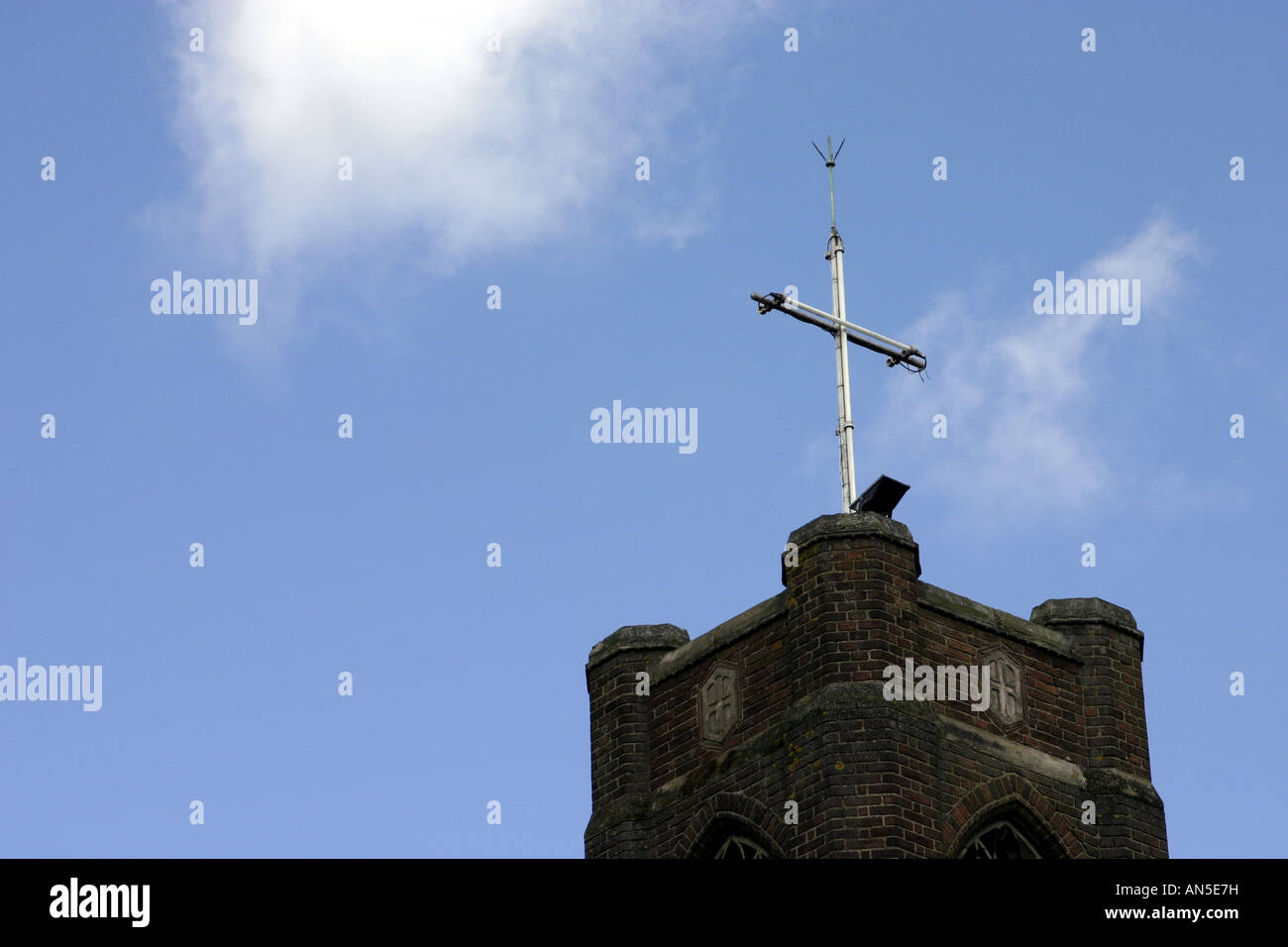 Chiesa di San Giovanni Evangelista tower con una croce illuminata al villaggio di Essington, South Staffordshire Foto Stock