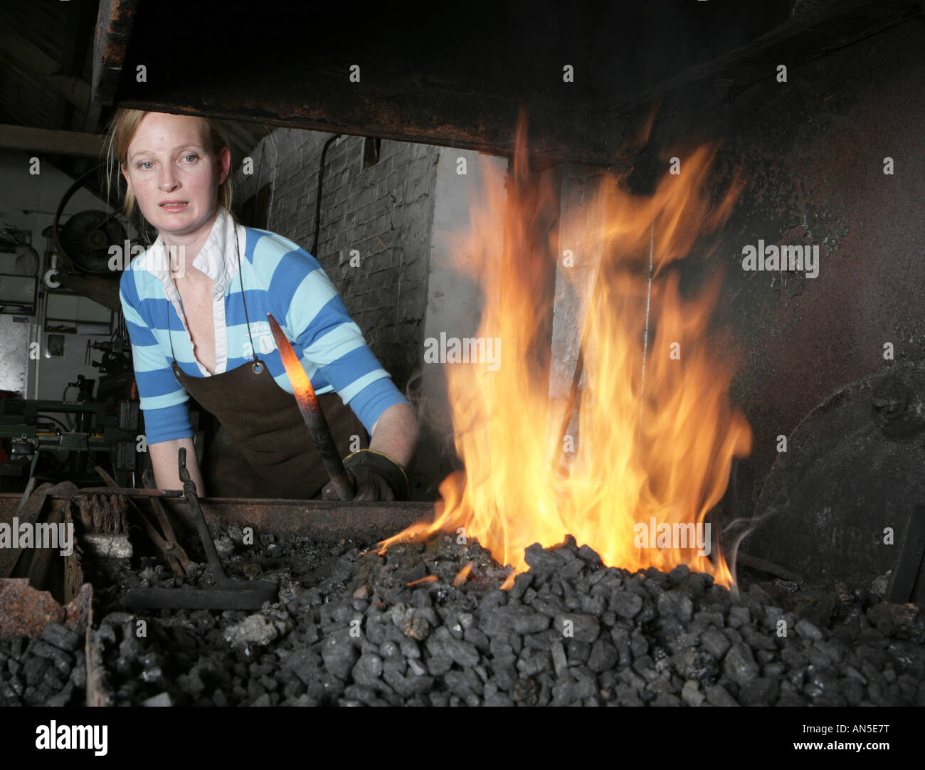 Artista fabbro Melissa Cole lavorando nel suo forge vicino a Marlborough nel Wiltshire Foto Stock