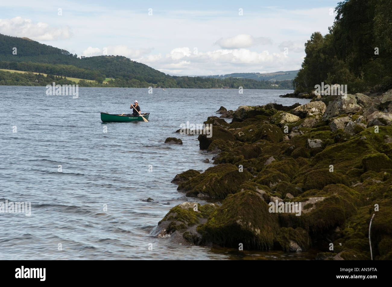 Diane Alger sguazzare un Mad River Canoa Explorer 16 sull'Ullswater Lake District Cumbria Inghilterra England Foto Stock