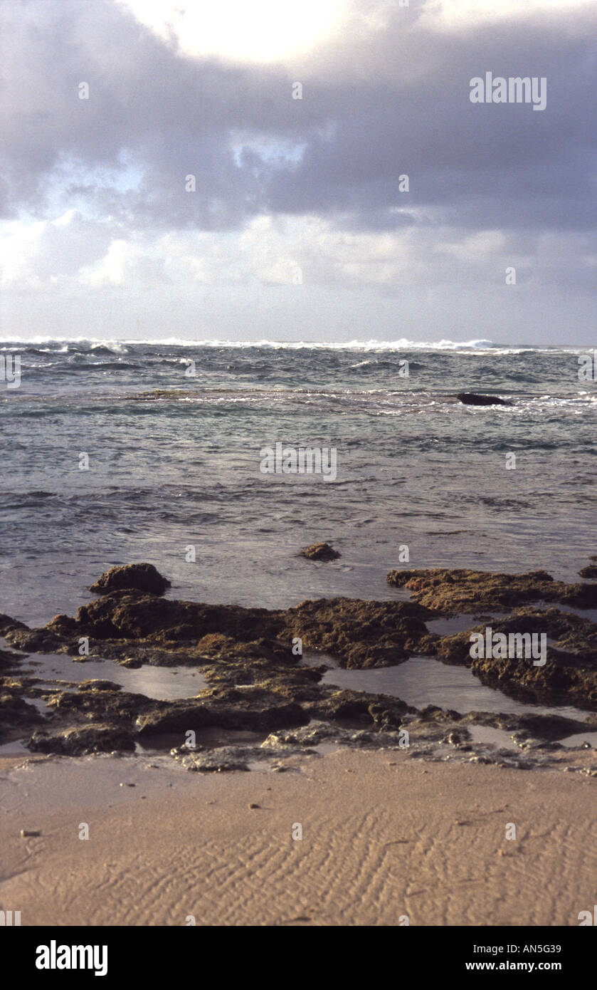 North Shore beach in una giornata di mare calmo, nel tardo pomeriggio, Oahu, Hawai'i Foto Stock