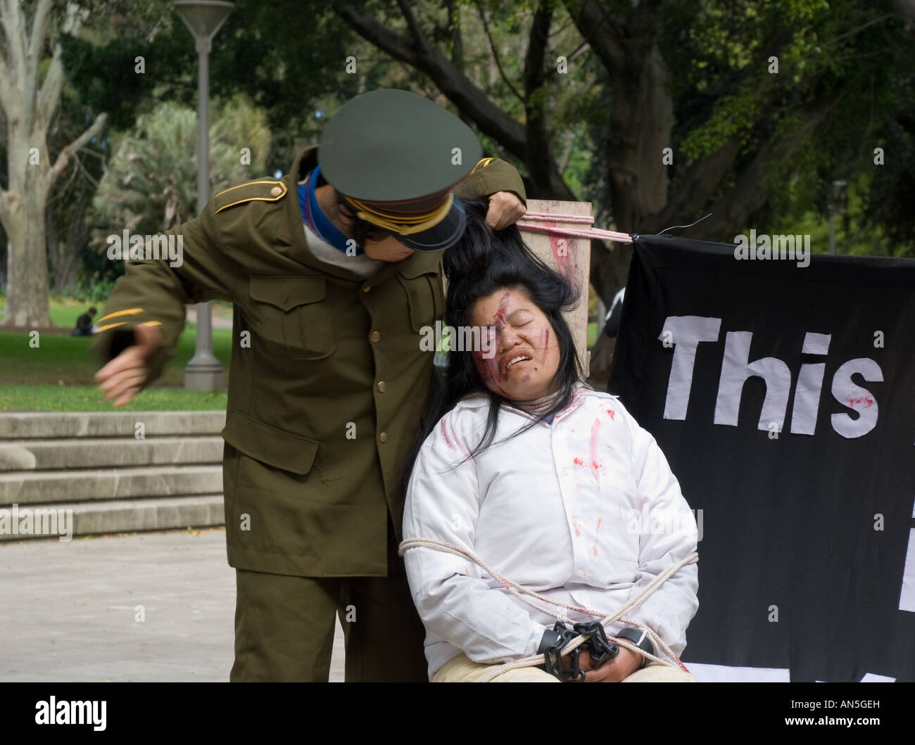 Rievocazione della tortura. Il Falun Gong protesta per aumentare la consapevolezza della persecuzione contro di loro da parte del governo cinese Foto Stock
