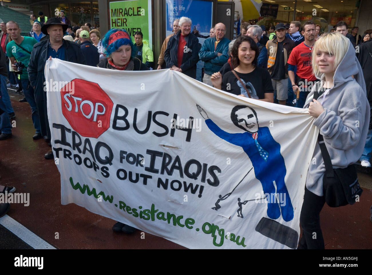 Manifestanti anti anti anti-Bush a una marcia di protesta durante il vertice APEC, Sydney, Australia, attivisti slogan di protesta. Fermare la protesta di Bush. Foto Stock