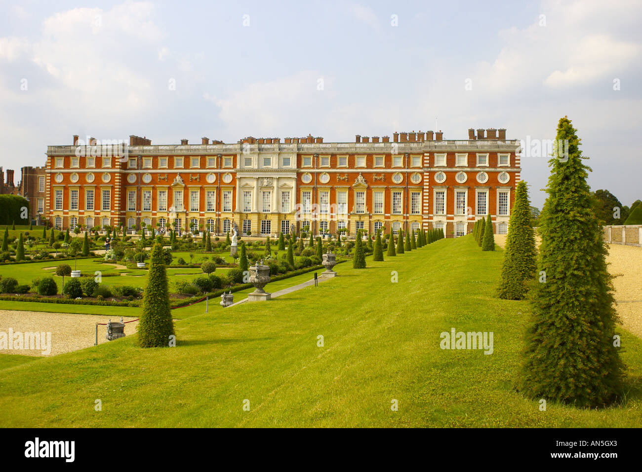 Hampton Court Palace con una vista sul giardino England Regno Unito Foto Stock