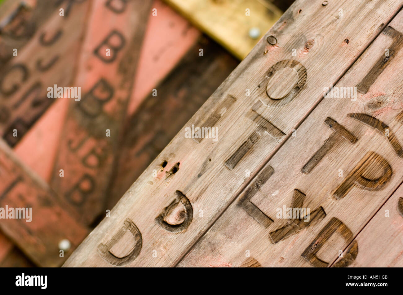 Persiane di legno sul vecchio fabbro Penybont shop Powys Galles, con segni di marca di lettere e simboli, REGNO UNITO Foto Stock