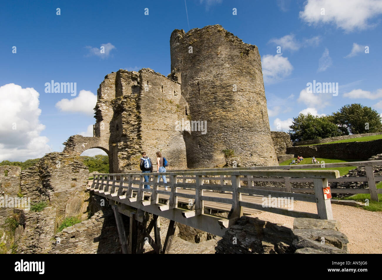 Due persone che visitano Cilgerran Castle pembrokeshire west wales pomeriggio estivo REGNO UNITO Foto Stock