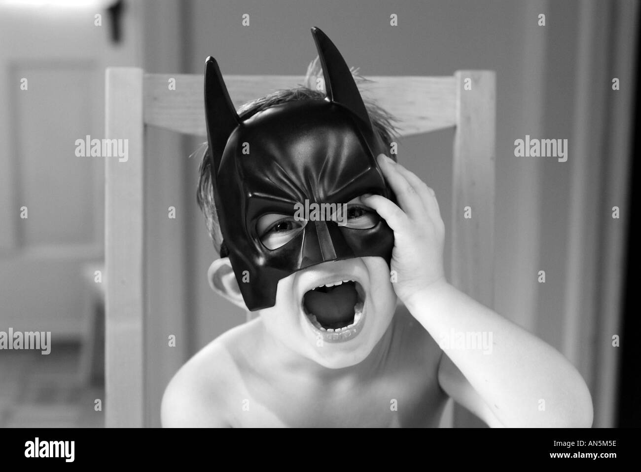 Bambino con maschera sulla maschera di Halloween Foto Stock