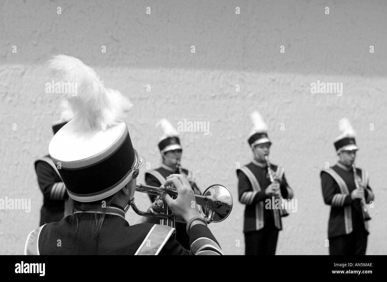Marching Band giocando a metà del tempo durante una scuola di gioco del calcio Foto Stock