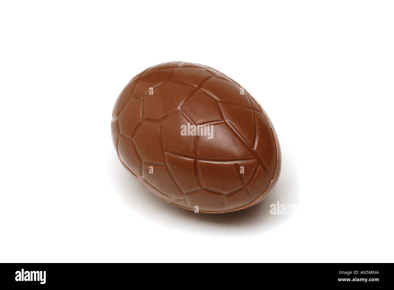 Il cioccolato al latte uovo di pasqua su sfondo bianco Foto Stock