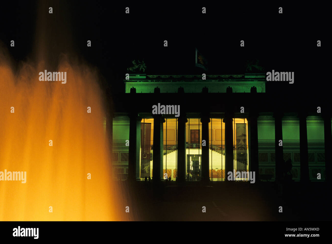 Lustgarten fontana e il vecchio museo di Berlino, Germania Foto Stock