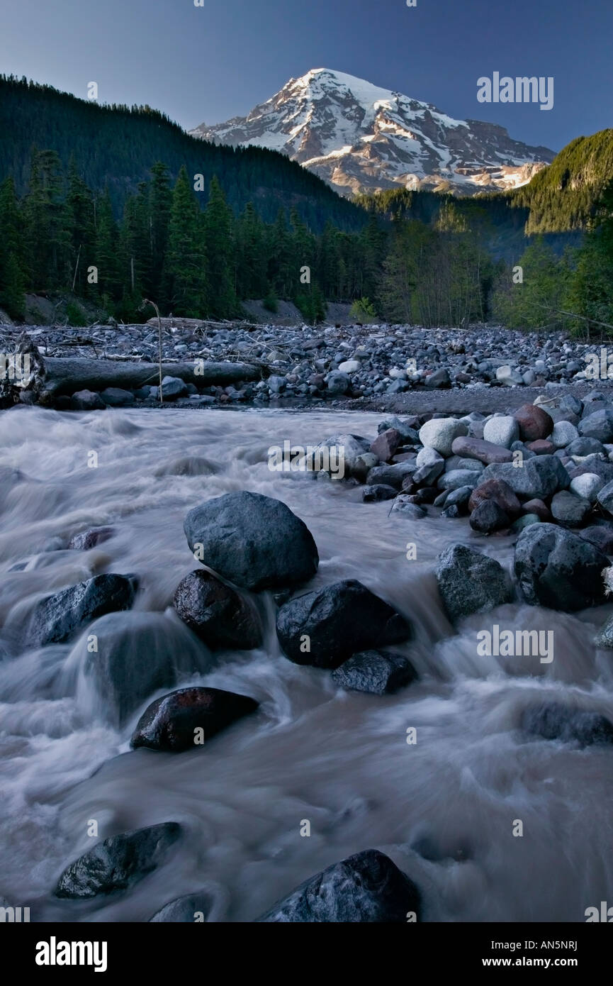 Mount Rainier e fiume Nisqually al tramonto Foto Stock