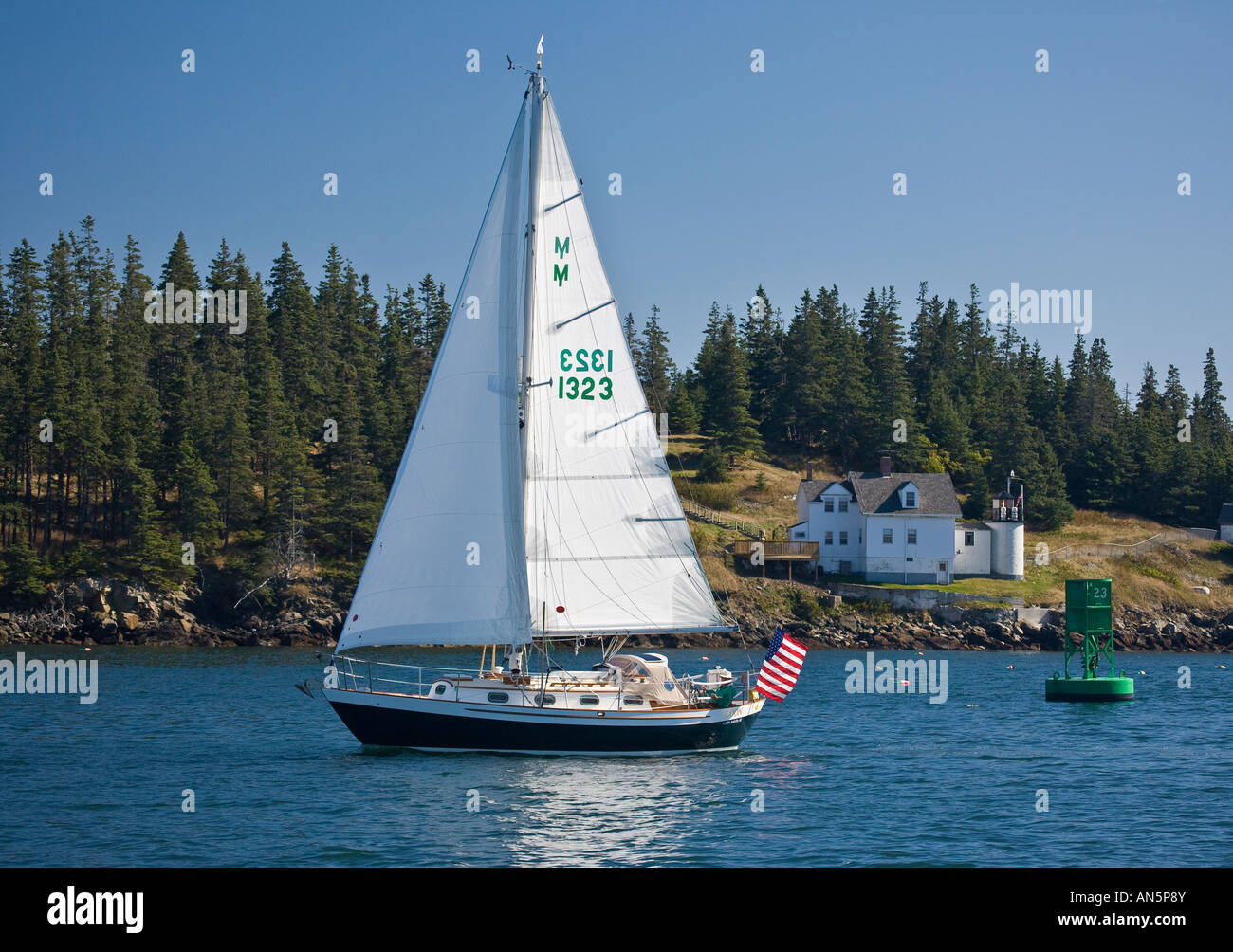 Uno sloop realizzato da Morris Yachts sails presso l'ingresso ovest di Isola di Fox Thorofare Penobscot Bay Maine Foto Stock