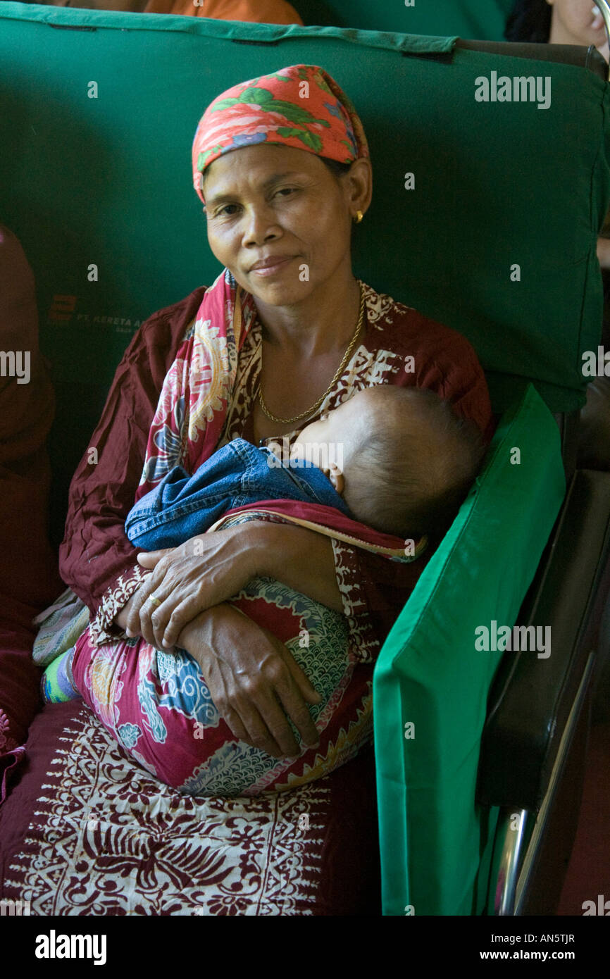 Indonesian la madre e il bambino sul treno in Java Indonesia Foto Stock