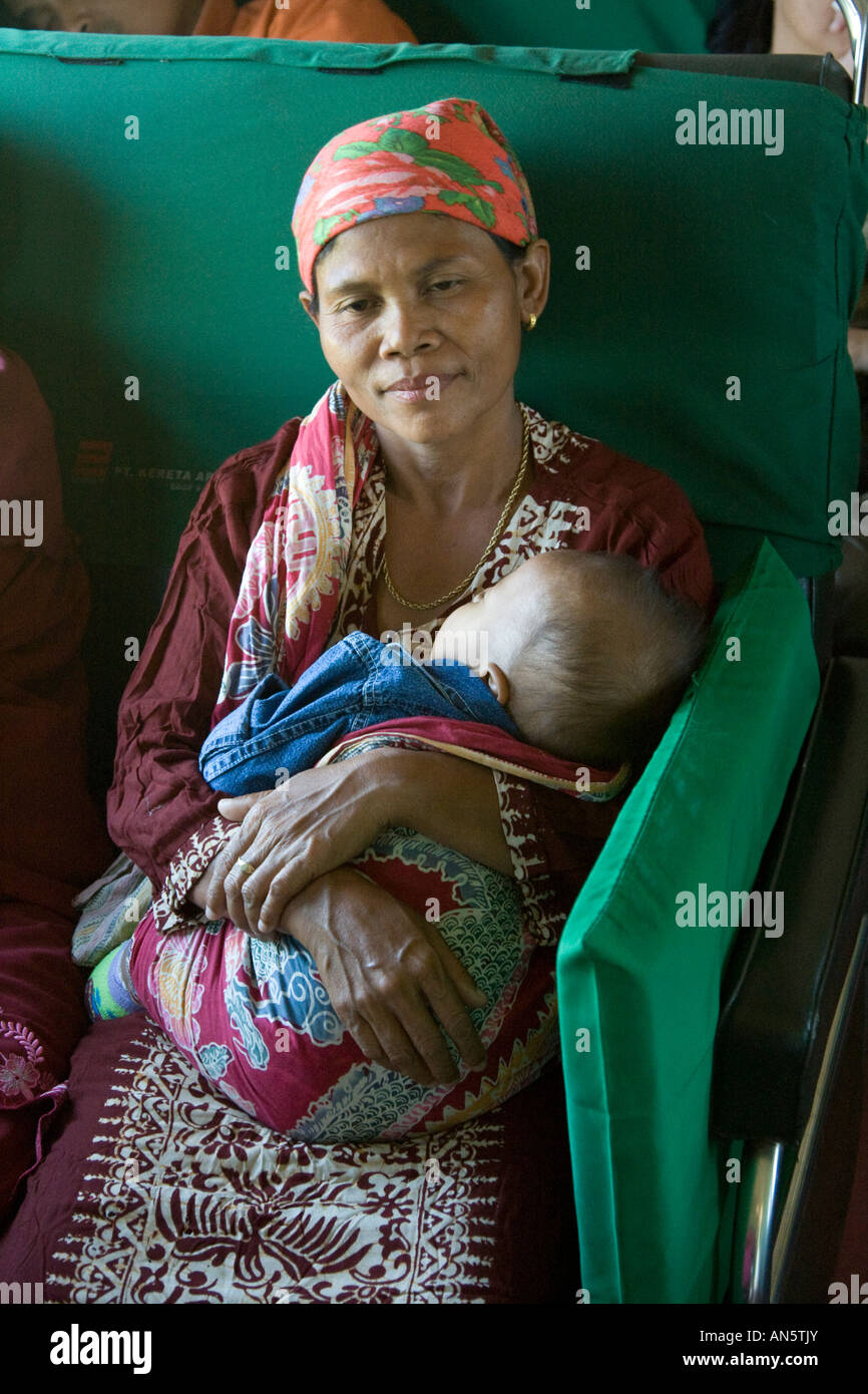 Indonesian la madre e il bambino sul treno in Java Indonesia Foto Stock