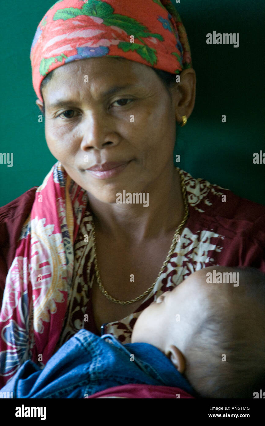 Indonesian la madre e il bambino sul treno in Java Indonesia Foto Stock