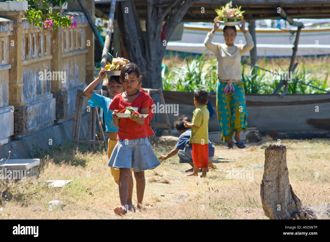 Ragazze Balinese offerta di trasporto sulla testa Amed Bali Indonesia Foto Stock