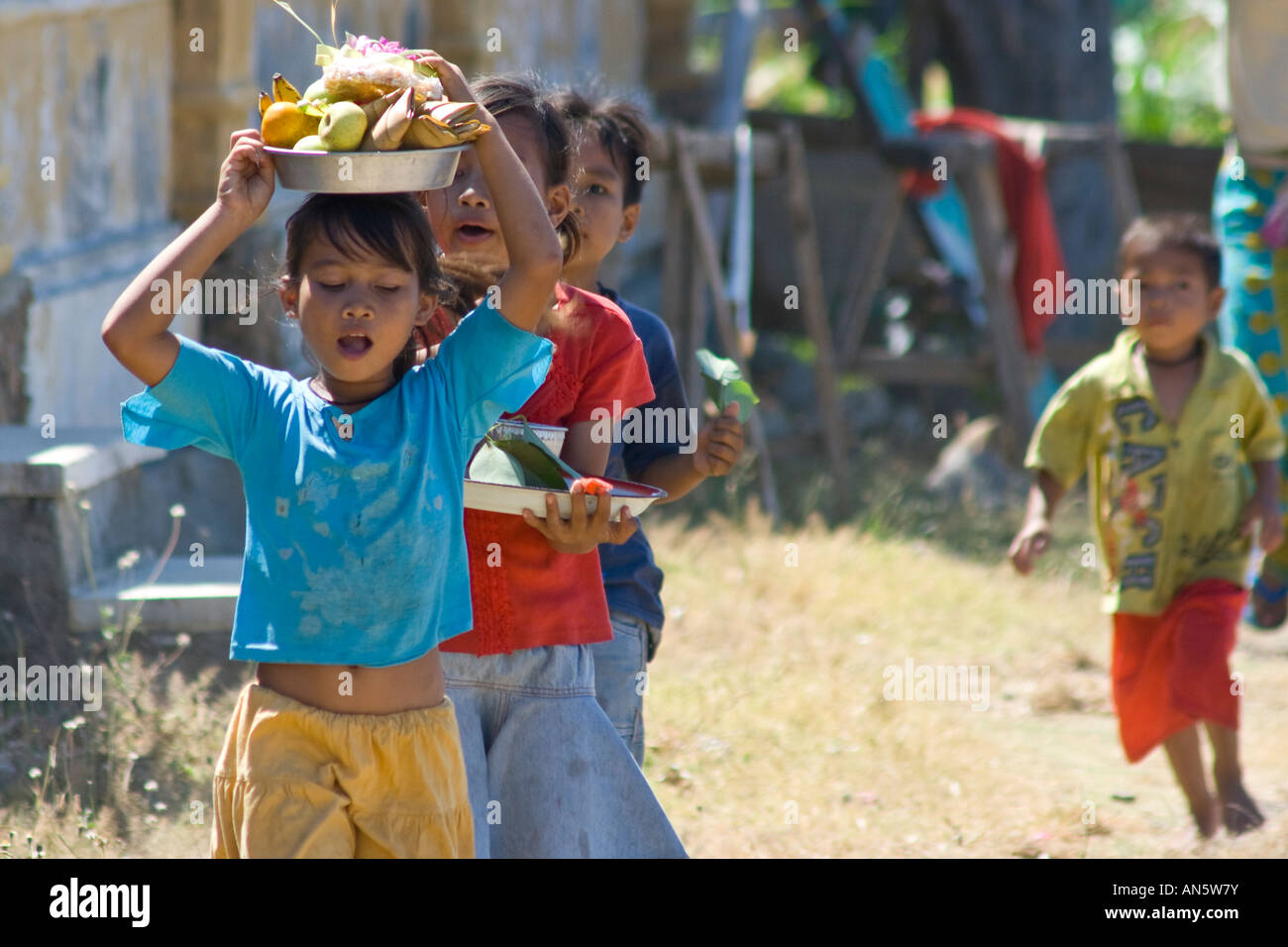 Ragazze Balinese offerta di trasporto sulla testa Amed Bali Indonesia Foto Stock