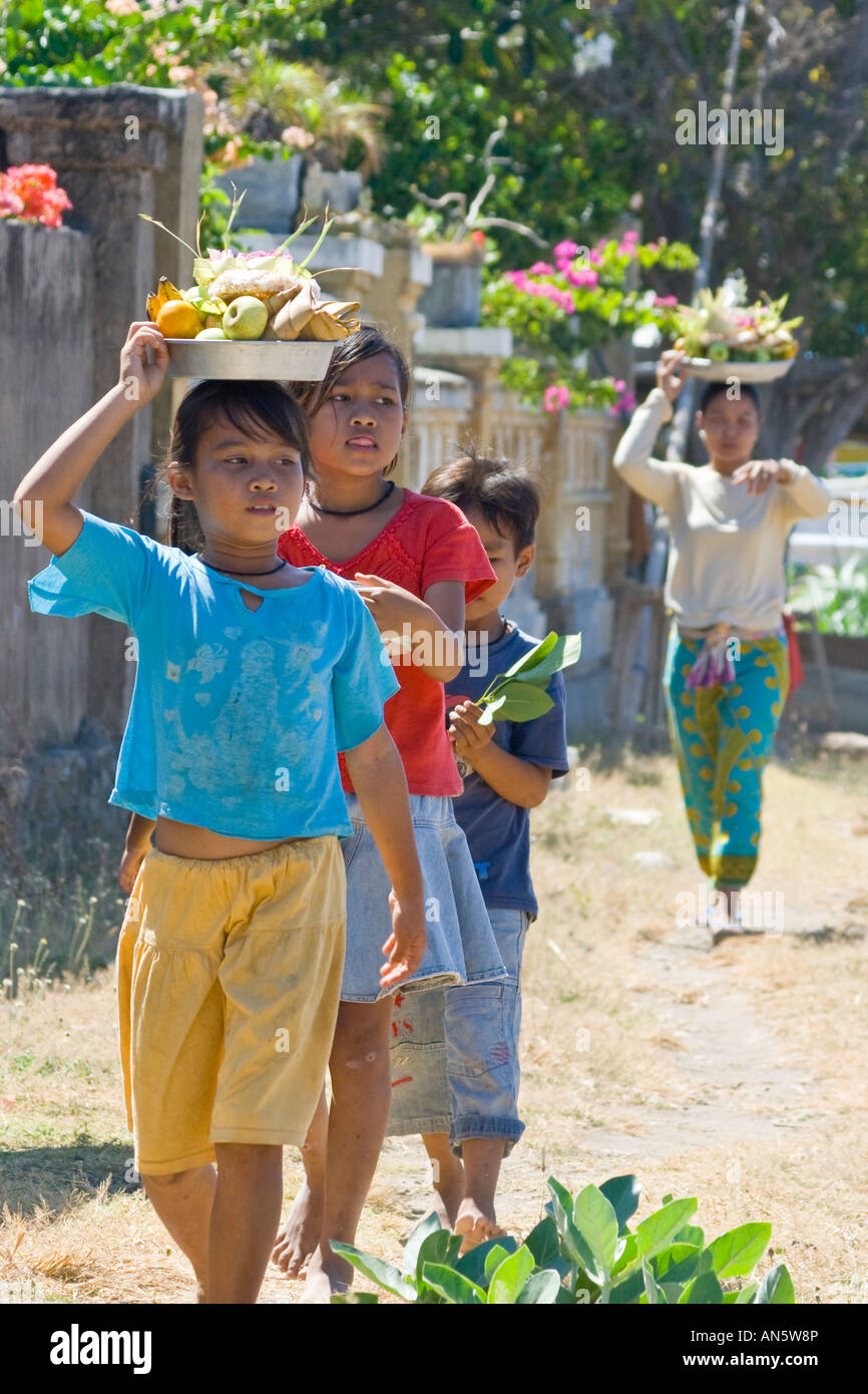 Ragazze Balinese offerta di trasporto sulla testa Amed Bali Indonesia Foto Stock