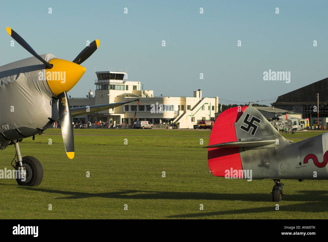 Il naso coperto di un Messershmidt BF109 Buchon e la coda di una Messershmidt BF108 Tailfun a Shoreham Airshow 2007. Foto Stock