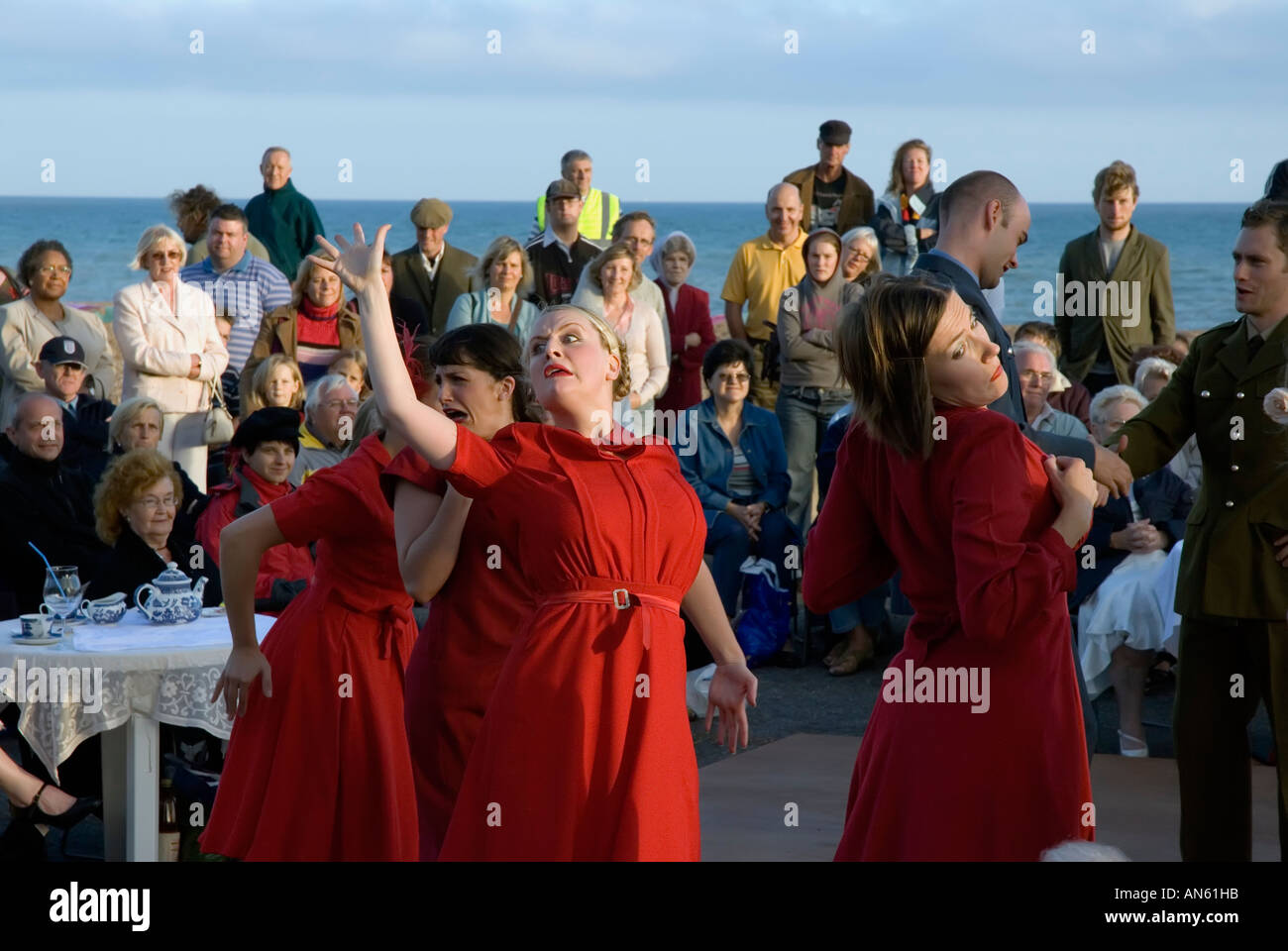 Il Ragroof Theatre Company Esecuzione al le correnti costiere Arts Festival 2006 Hastings East Sussex England Regno Unito Regno Unito Foto Stock