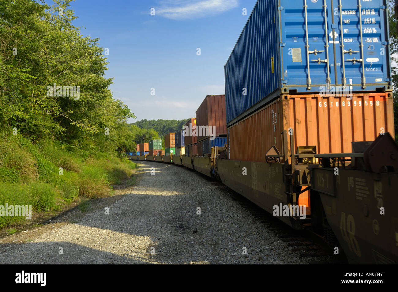 Un treno merci cale merci al mercato. Foto Stock