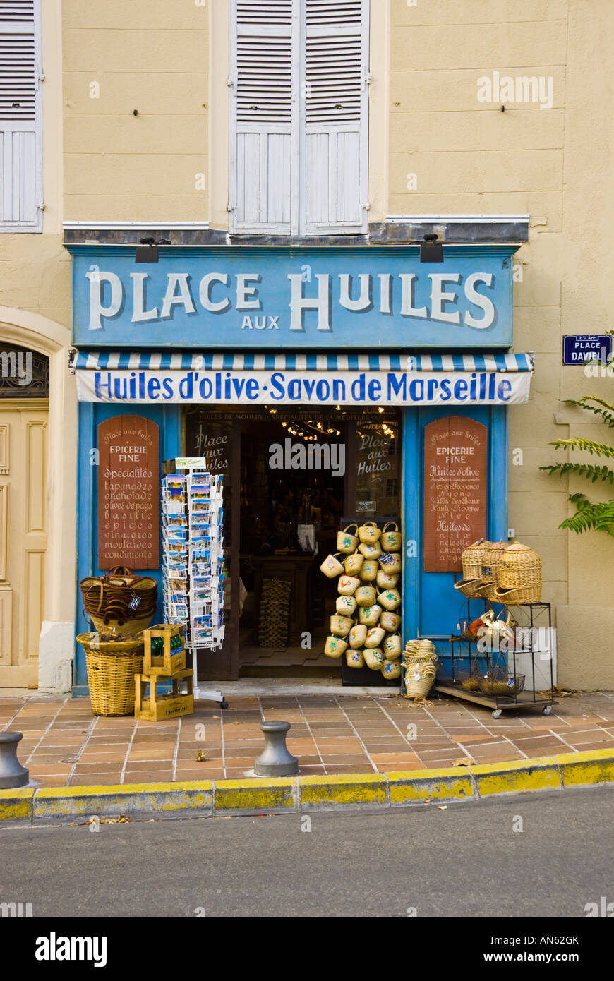 Negozio di vendita provenzale e saponi di Marsiglia e gli oli in Le Panier  trimestre Marseille Bouches du Rhone Provenza Francia Foto stock - Alamy