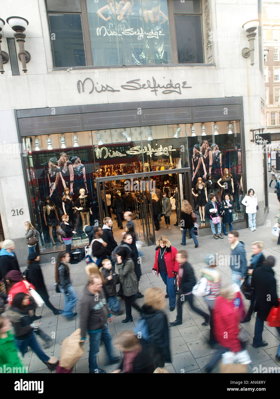 Occupato gli amanti dello shopping di Oxford Street London Inghilterra England Foto Stock