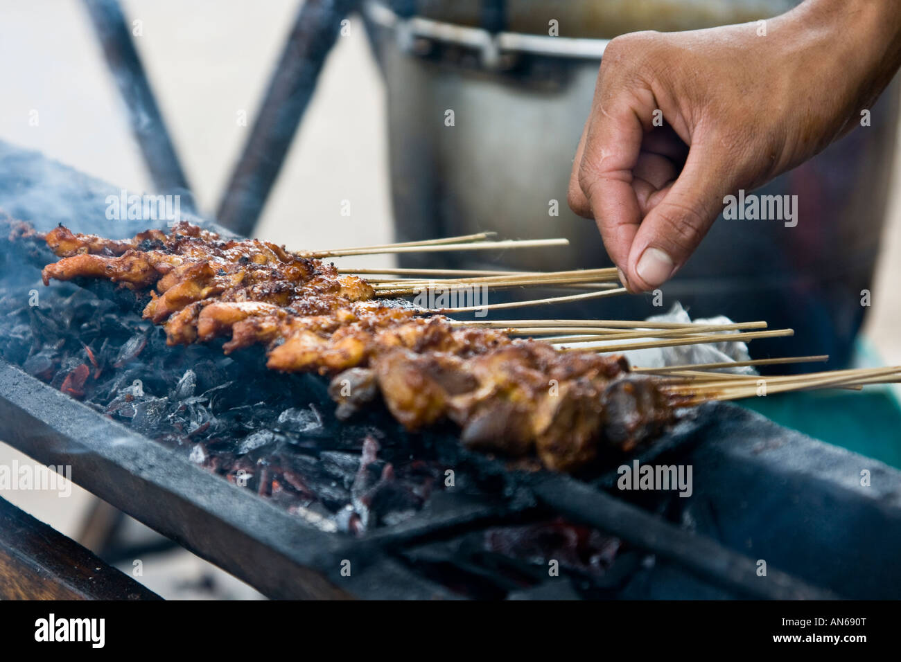 Per grigliare carne satay spiedini Indonesia Jakarta Foto Stock