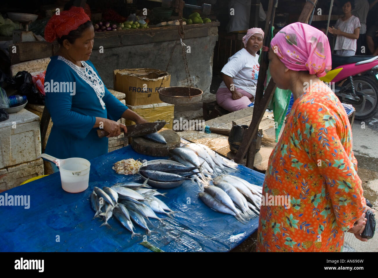 Venditore di pesce Pasar Ikan Mercato del Pesce jakarta Indonesia Foto Stock