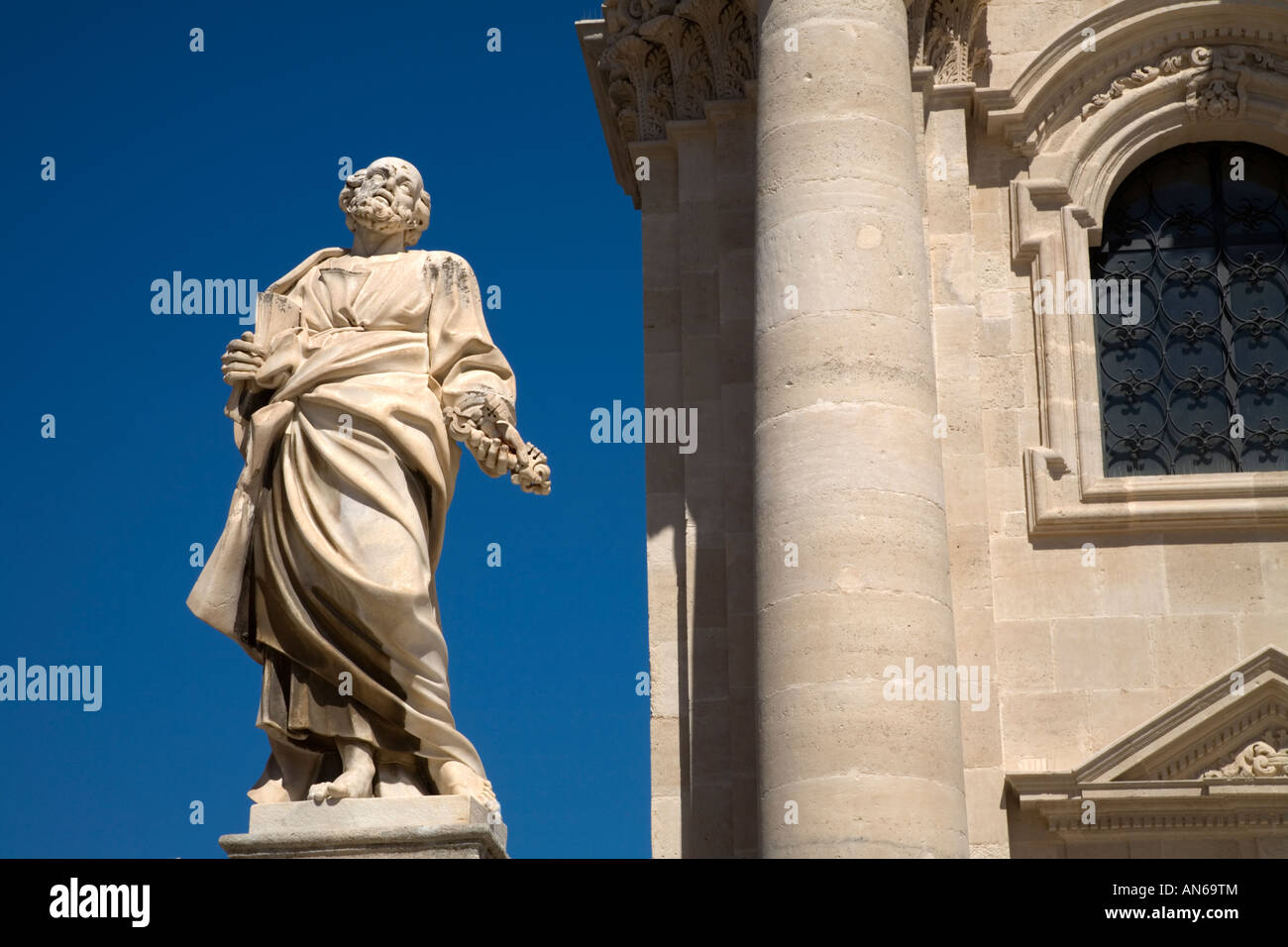Statua di San Pietro Apostolo Duomo Ortigia Siracusa Sicilia Italia Foto Stock