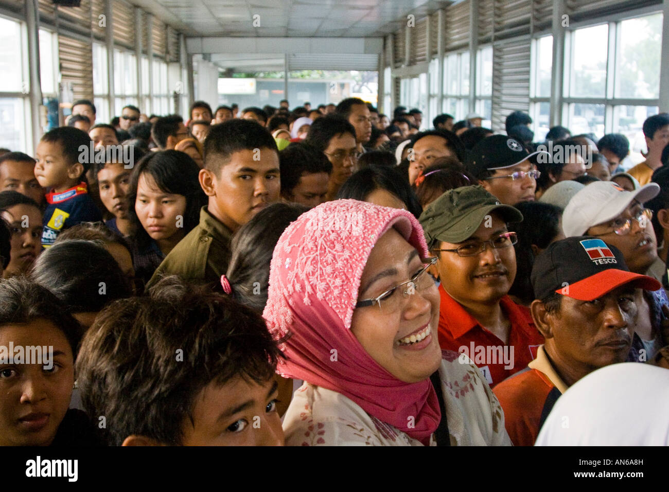 Persone in attesa su un autobus affollato Trans piattaforma Jakarta Blindosbarra Sistema di Transito Rapido Jakarta Indonesia Foto Stock