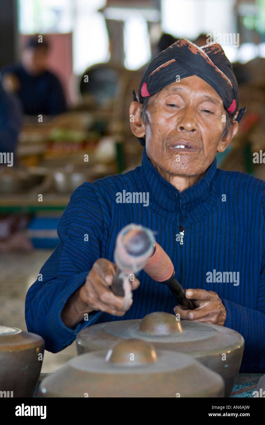 Tradizionale lettore Gamelan esecuzione presso il Palazzo Reale di Yogyakarta Indonesia Foto Stock