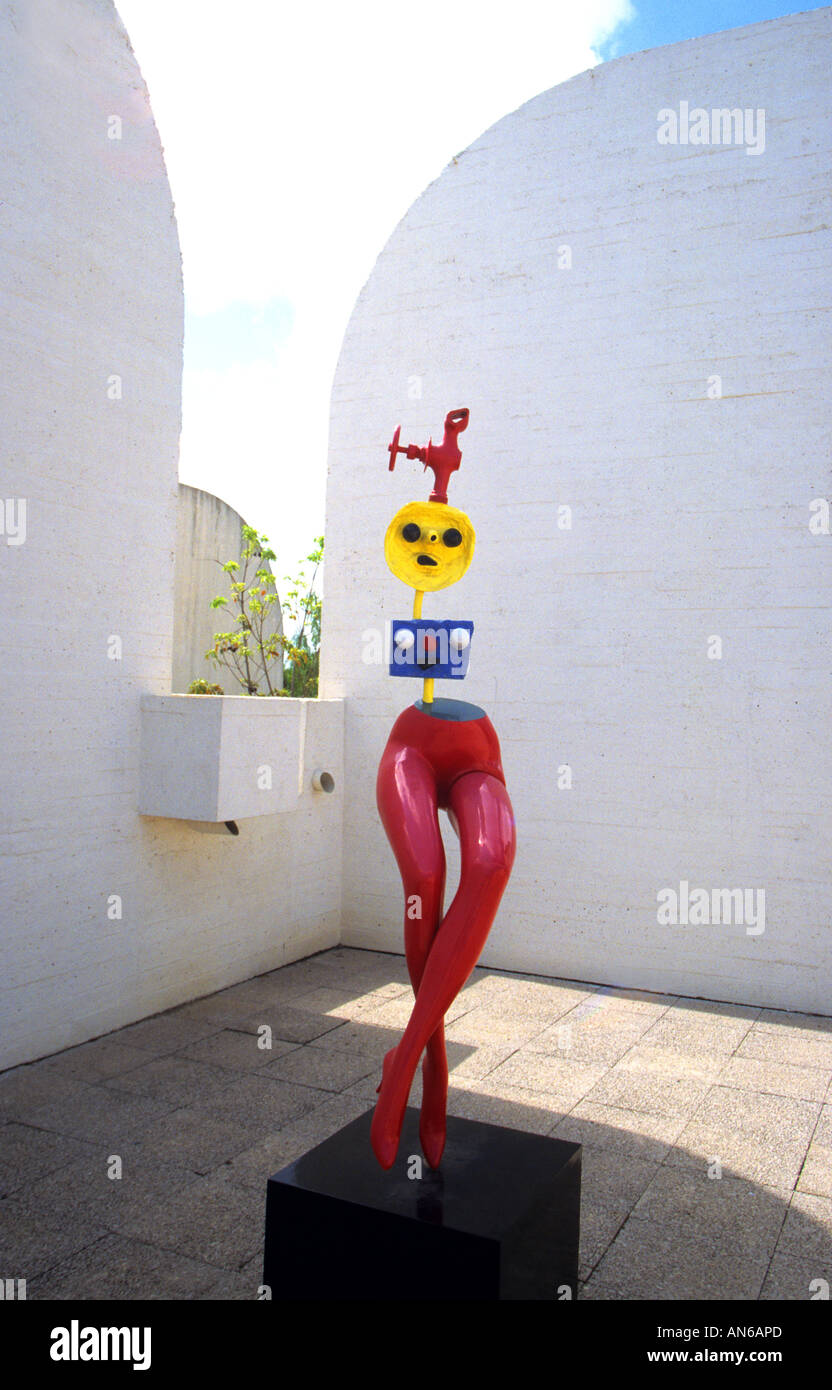 Esposizione di scultura sul tetto di Joan Miro Foundation, situato a Montjuic Barcellona Spagna Foto Stock