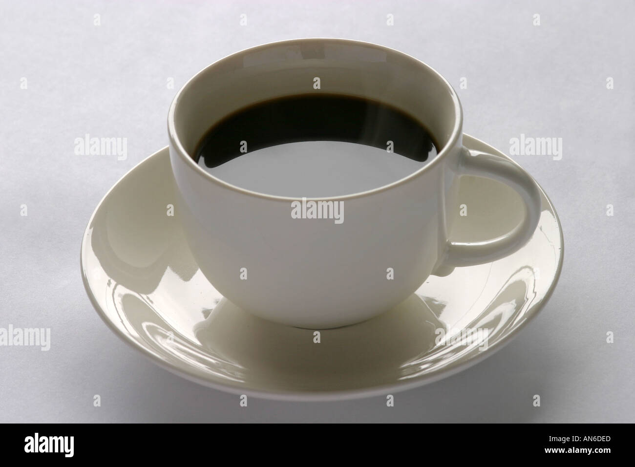 Nero caffè in una tazza bianca con piattino Foto Stock