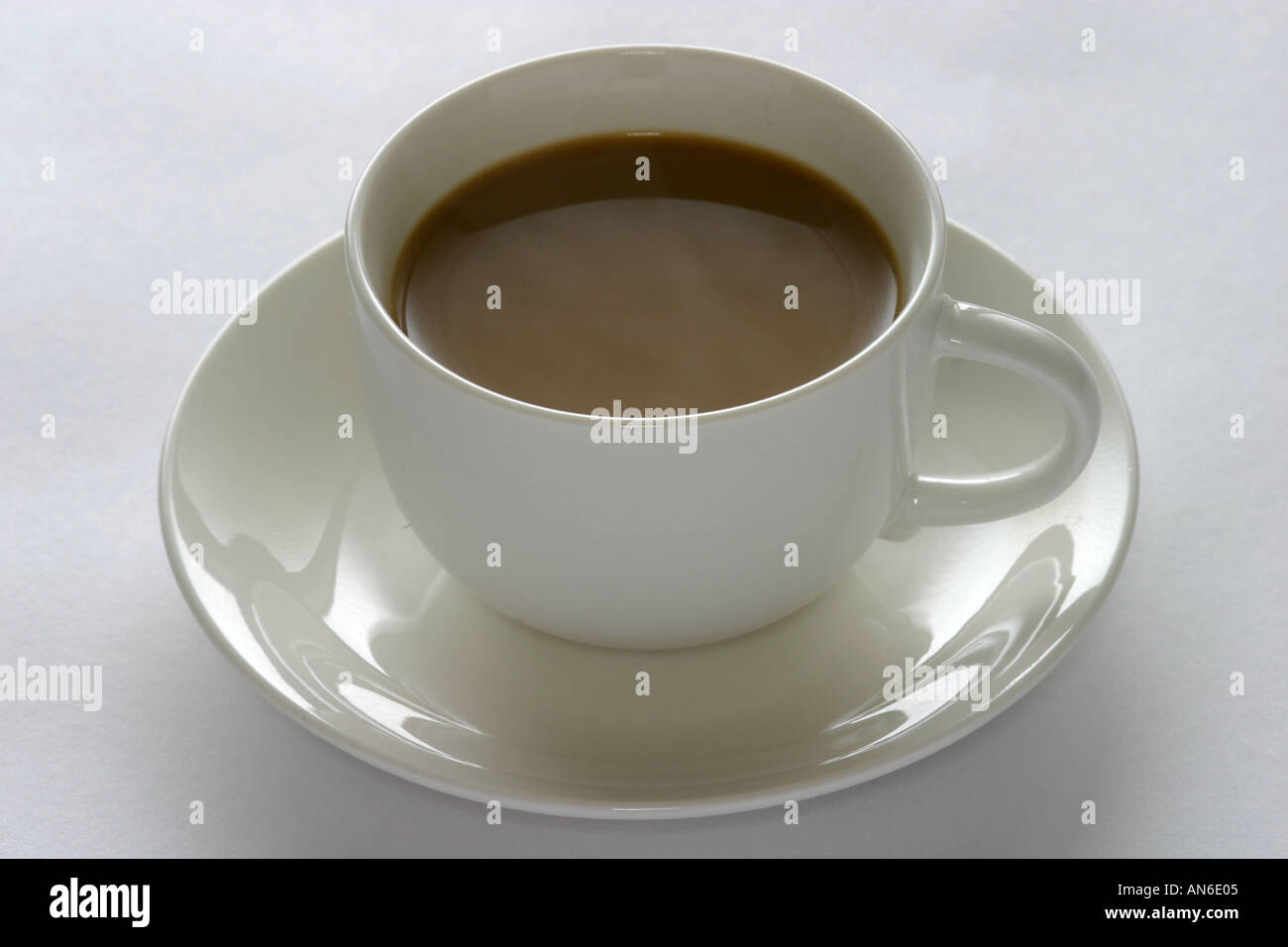 Il caffè con il latte in una tazza bianca con piattino Foto Stock