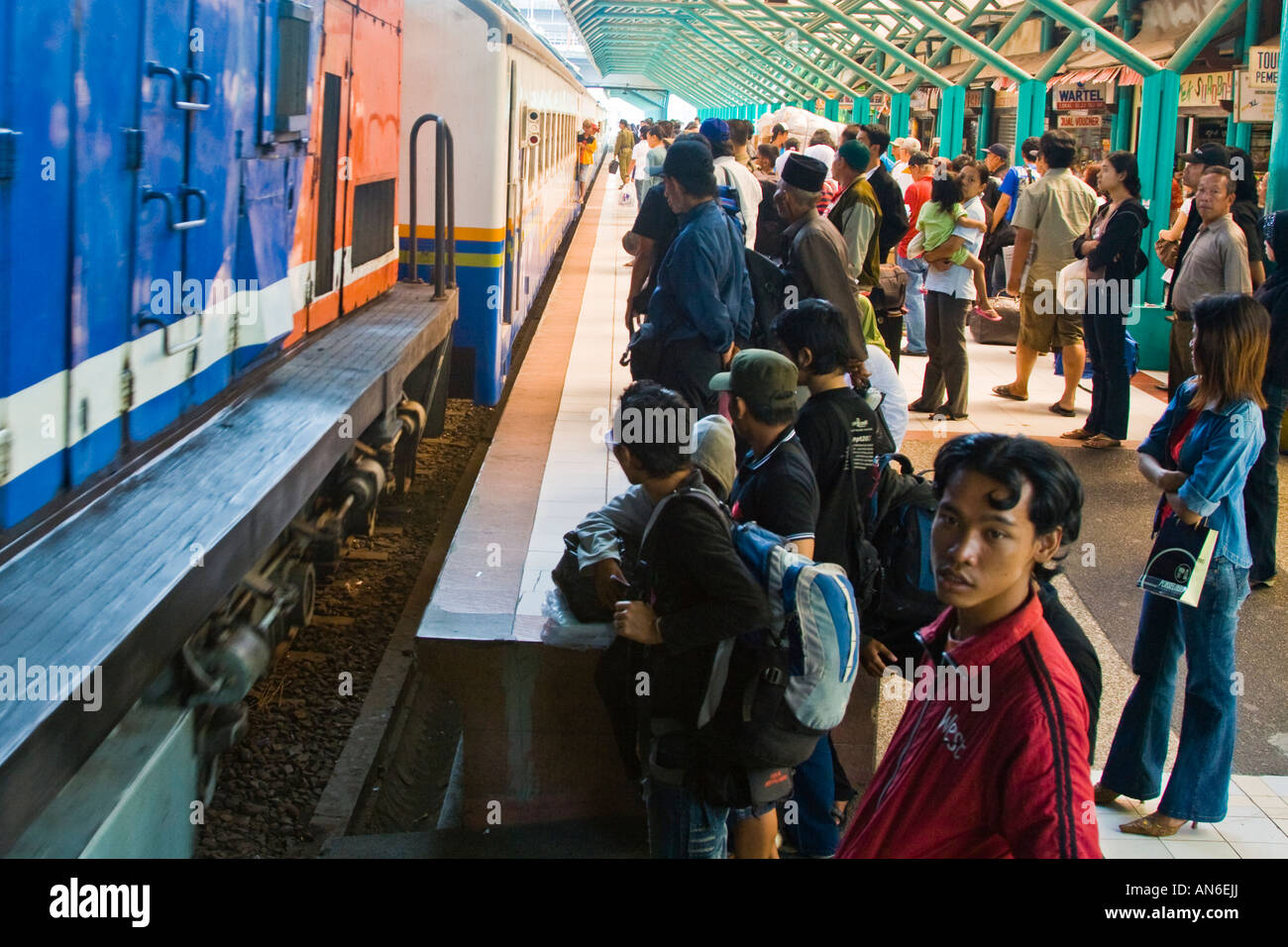 Popolo indonesiano in attesa come il treno arriva a Surabaya Indonesia Java Foto Stock
